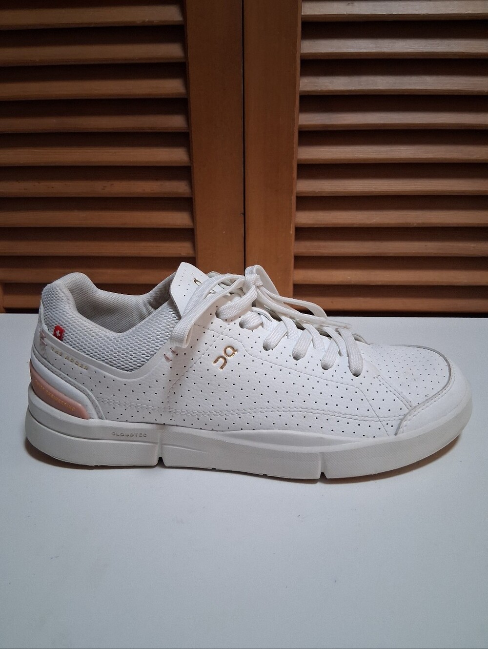 On The Roger Centre Court Women's White Perforated Shoes * Size: 7.5